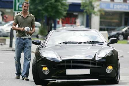 Như các cầu thủ đứng tuổi, Ferdinand thích dòng Aston Martin hơn